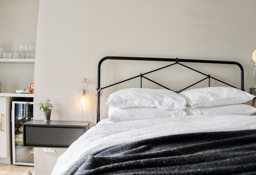 منزل 3 غرف نوم, The Lakeside Motel