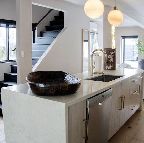 منزل 3 غرف نوم, The Lakeside Motel