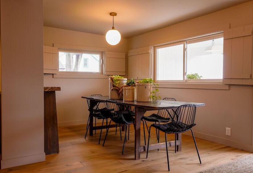 منزل 3 غرف نوم, The Lakeside Motel