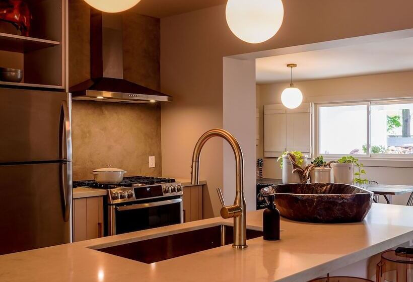 منزل 3 غرف نوم, The Lakeside Motel