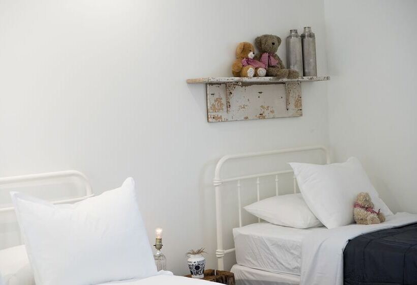 غرفة عائلية, The Lakeside Motel