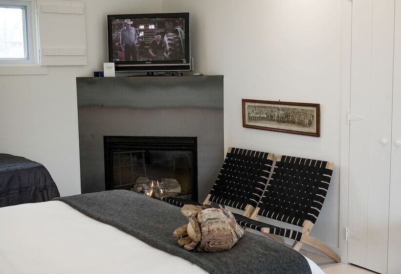 غرفة عائلية, The Lakeside Motel