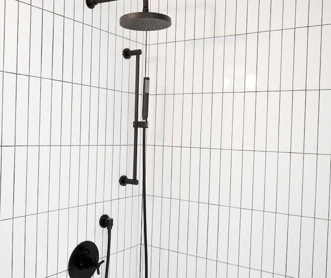 غرفة عائلية, The Lakeside Motel