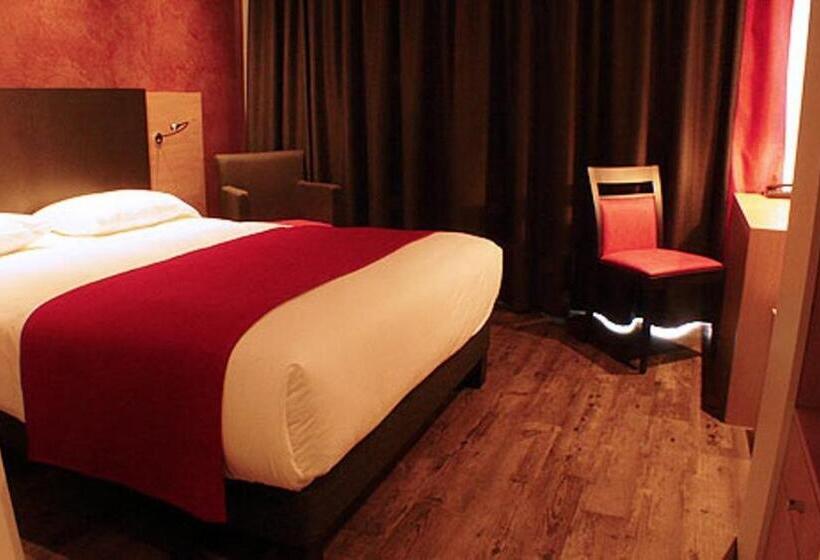 标准三人间, De La Louee