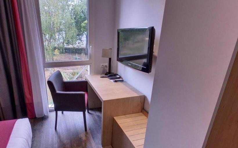 标准三人间, De La Louee