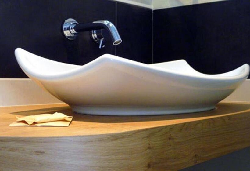 标准三人间, De La Louee