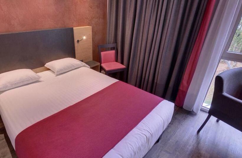 标准三人间, De La Louee