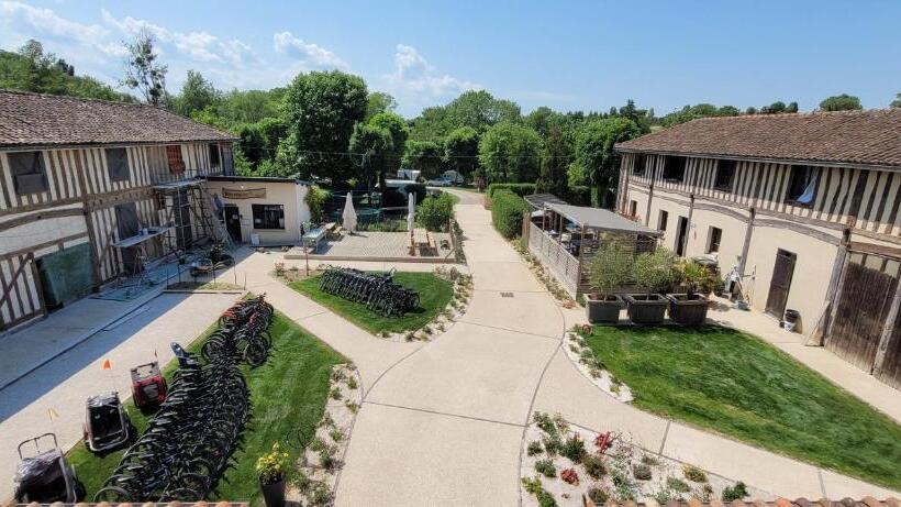 バスルーム共有のトリプルスタンダード, Domaine Le Colombier