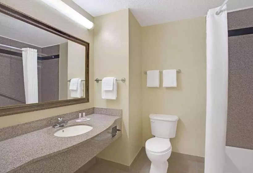 Standard-huone King-vuode, Super 8 By Wyndham Daytona Beach