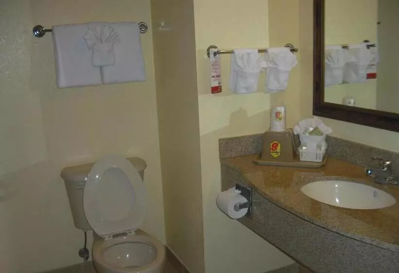 Deluxe Suite King Bed, Super 8 By Wyndham Daytona Beach