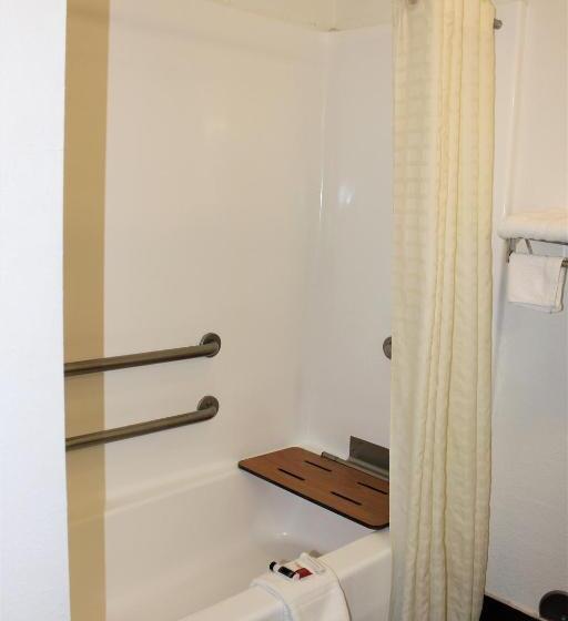 غرفة قياسية سرير كينج لذوى الإحتياجات الخاصة, Super 8 By Wyndham De Soto