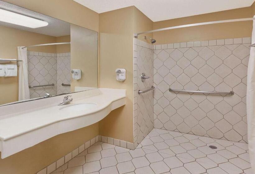 غرفة قياسية سرير كينج لذوى الإحتياجات الخاصة, Super 8 By Wyndham Ft. Oglethorpe Ga/chatt Tn Area