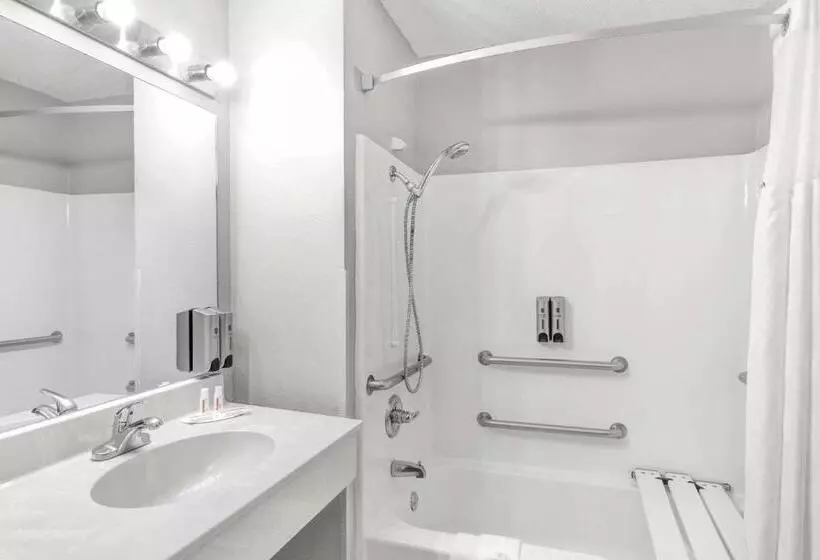 身障者適用キングサイズベッドルーム, Super 8 By Wyndham Victoria/north/mall Area