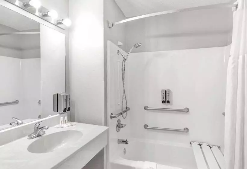 身障者適用キングサイズベッドルーム, Super 8 By Wyndham Victoria/north/mall Area