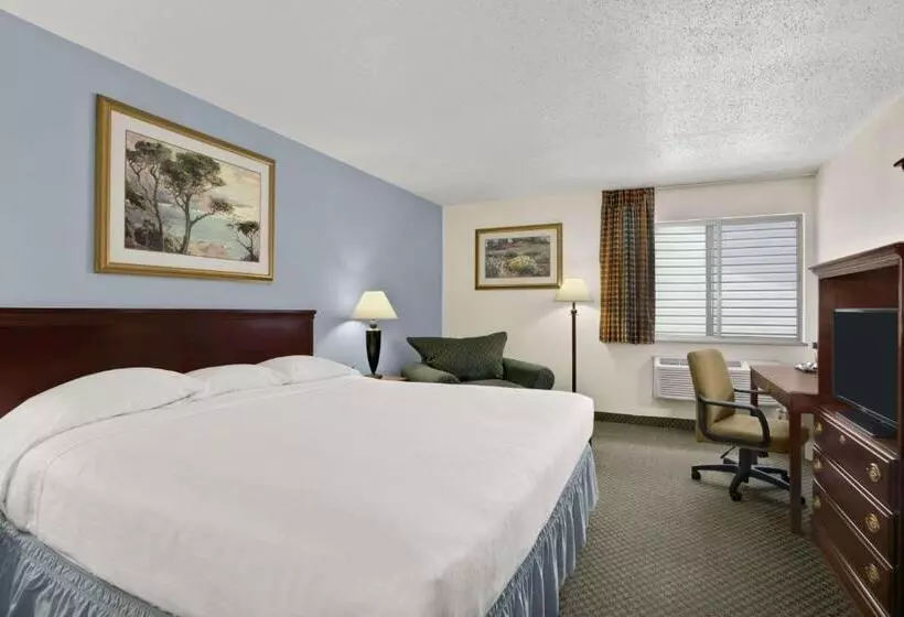 キングサイズベッドのデラックススイート, Super 8 By Wyndham Washington