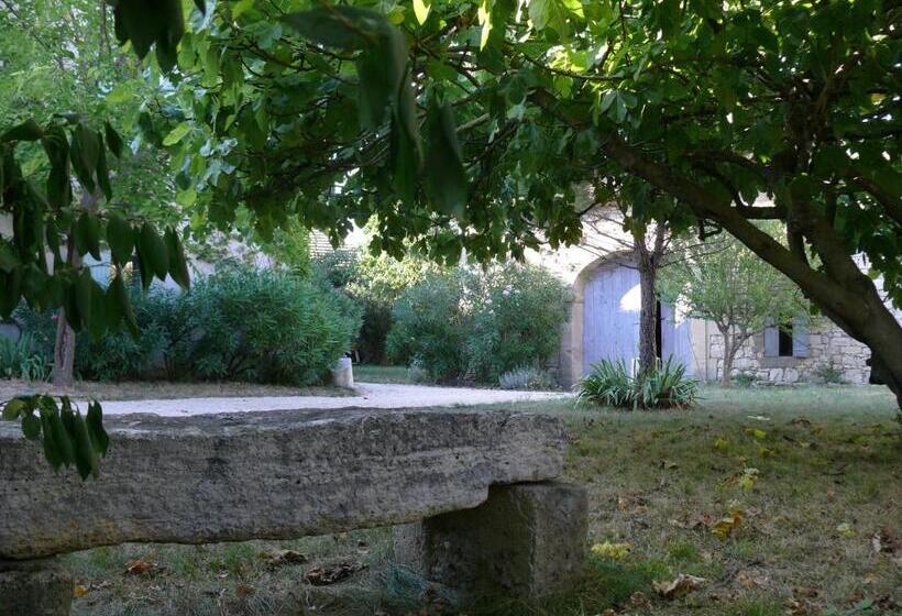 جناح عائلي, Le Mas Des Sages