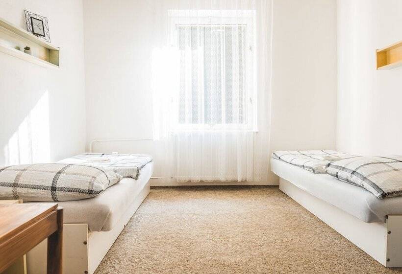 חדר סטנדרט לשלושה, Na Potůčníku