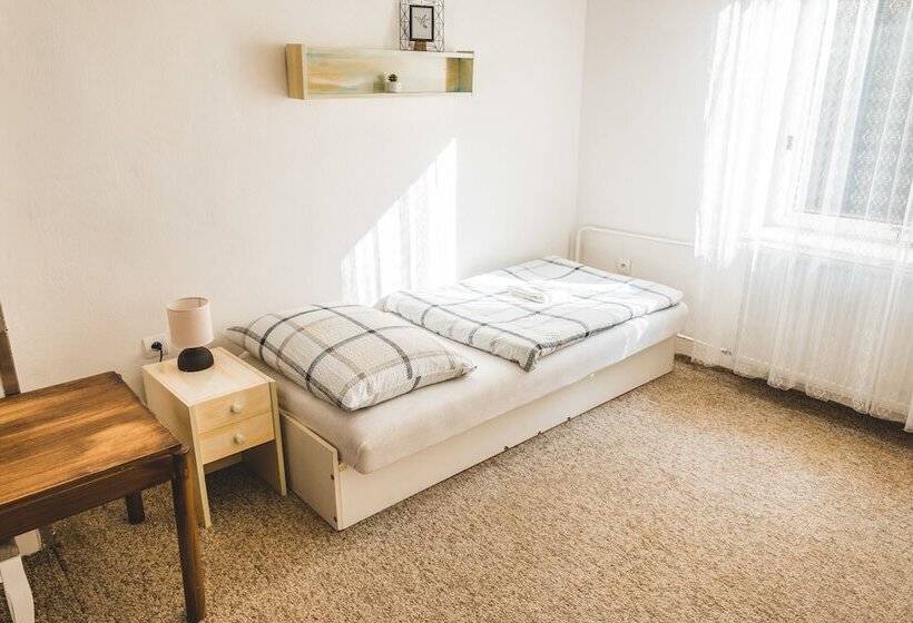 חדר סטנדרט לשלושה, Na Potůčníku