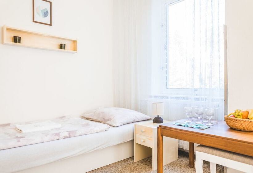 חדר סטנדרט לשלושה, Na Potůčníku