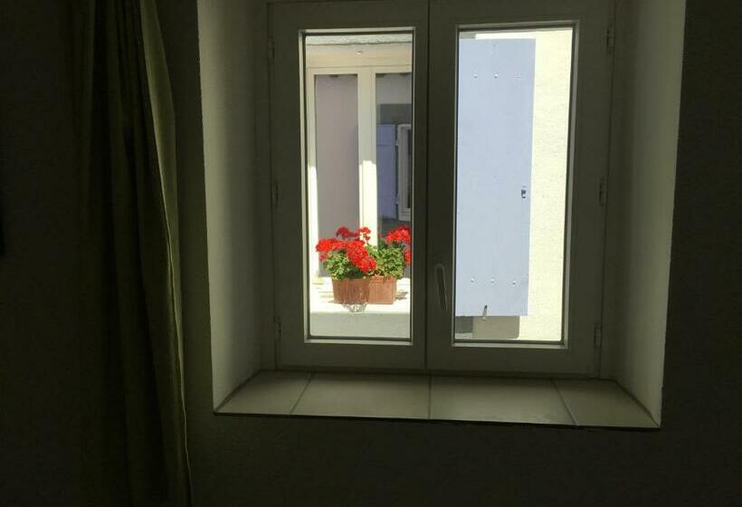 Cameră Standard, Axat