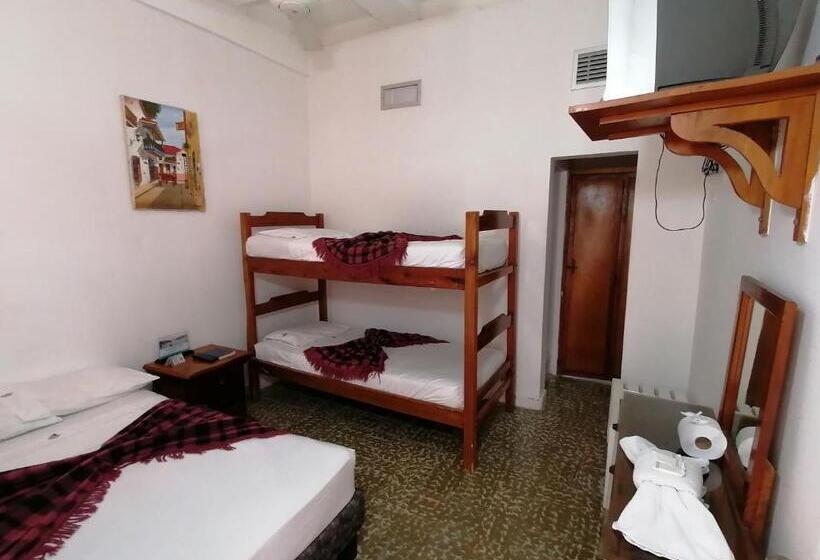 غرفة قياسية رباعية, Montecarlo Beach