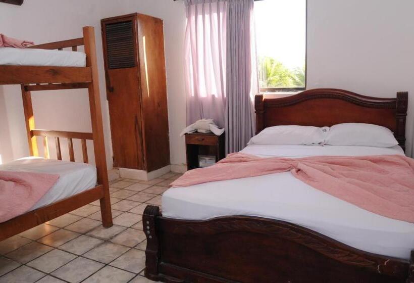 غرفة قياسية ثلاثية, Montecarlo Beach