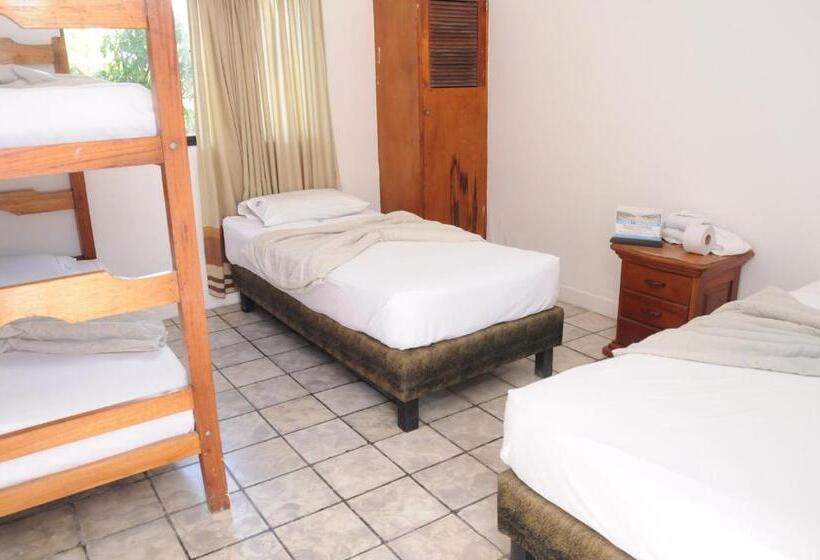 غرفة قياسية ثلاثية, Montecarlo Beach