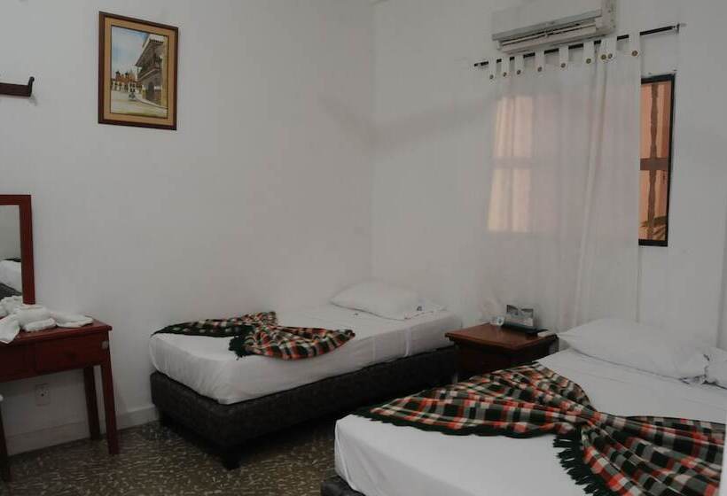 غرفة قياسية ثلاثية, Montecarlo Beach