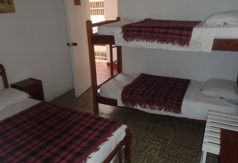 غرفة قياسية ثلاثية, Montecarlo Beach