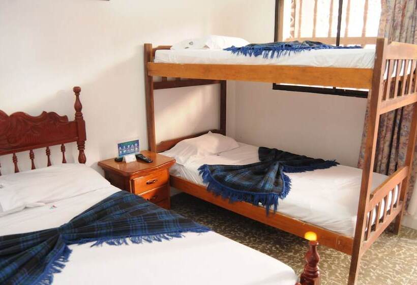 غرفة قياسية ثلاثية, Montecarlo Beach