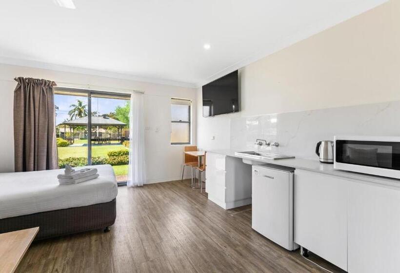 חדר משפחתי, Lemon Tree Passage Motel