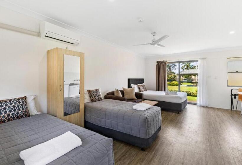 חדר משפחתי, Lemon Tree Passage Motel