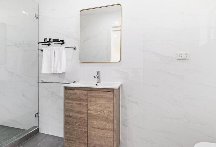 חדר משפחתי, Lemon Tree Passage Motel