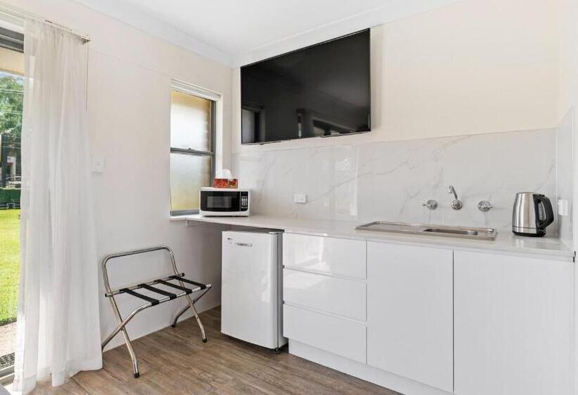 חדר סטנדרט לשלושה, Lemon Tree Passage Motel