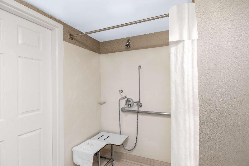 חדר משפחתי, Lemon Tree Passage Motel