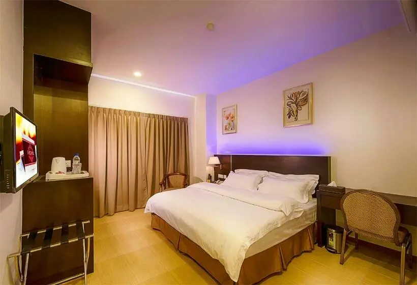 キングサイズベッドのデラックスルーム, Ernes Hotel Alma Bukit Mertajam
