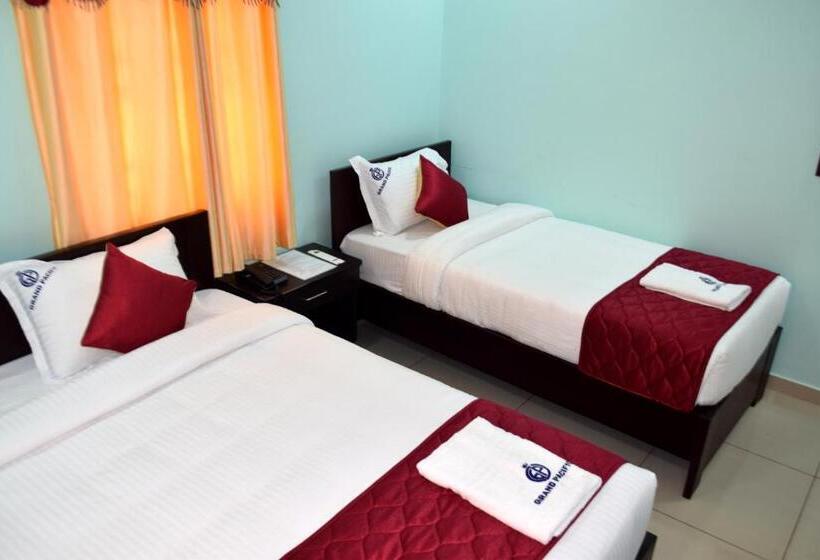 חדר אקזקיוטיב לשלושה, Grand Pacific