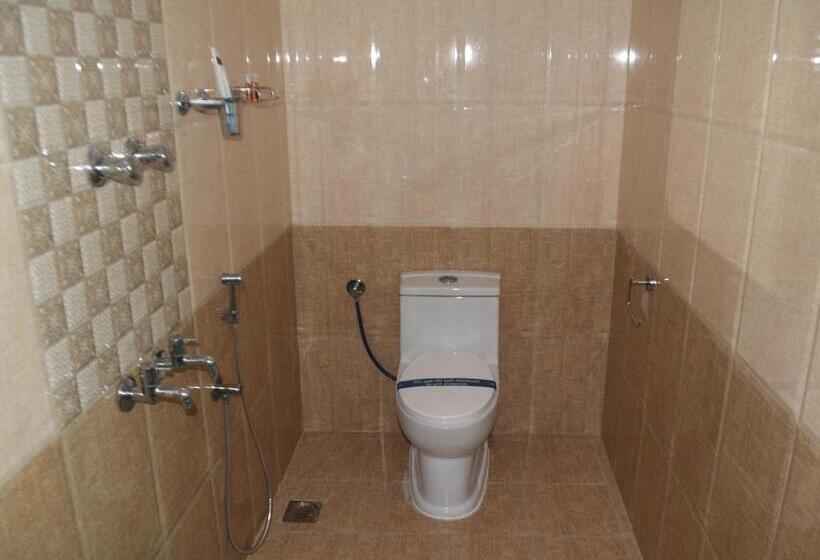 חדר אקזקיוטיב לשלושה, Grand Pacific