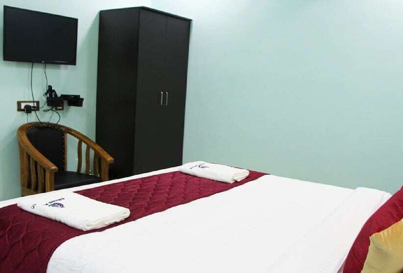 חדר אקזקיוטיב לשלושה, Grand Pacific