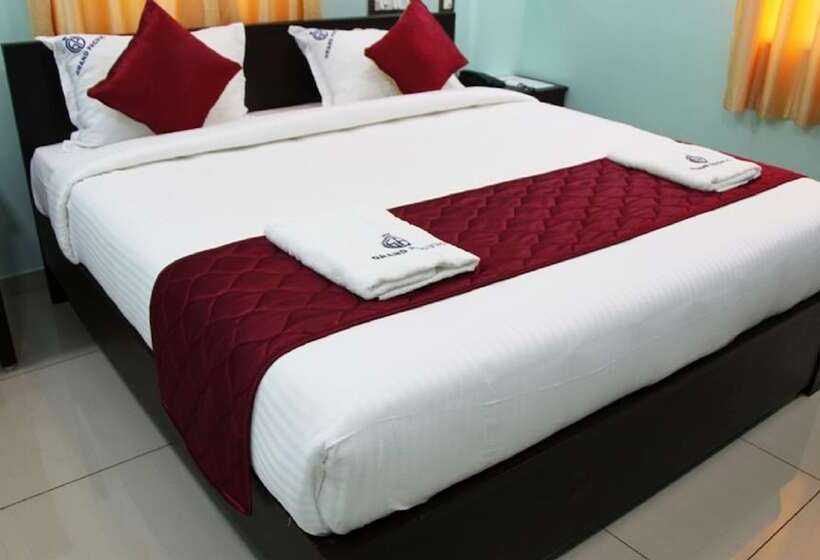 חדר אקזקיוטיב לשלושה, Grand Pacific