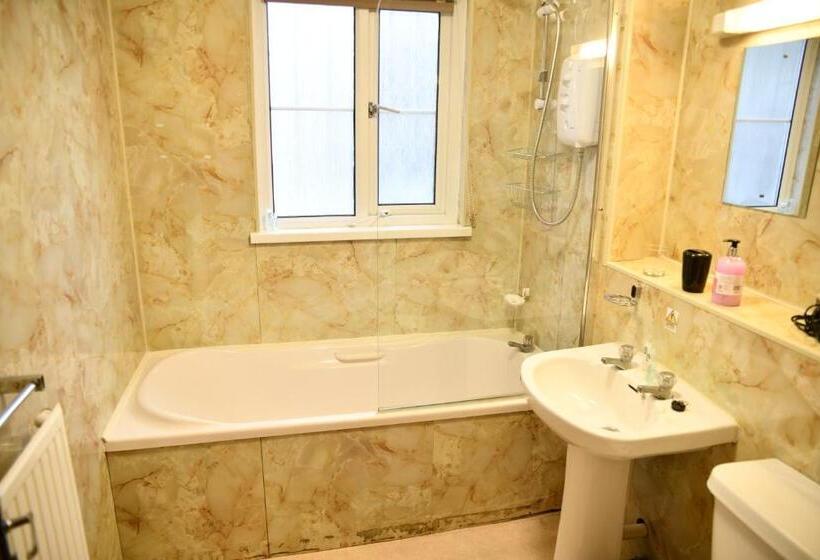 اتاق استاندارد با تخت بزرگ, The Maycliffe