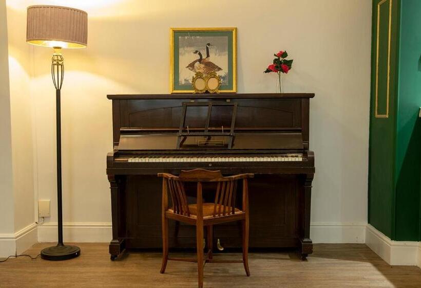 اتاق استاندارد یک نفره, The Maycliffe