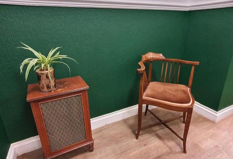 اتاق ساده سه نفره, The Maycliffe