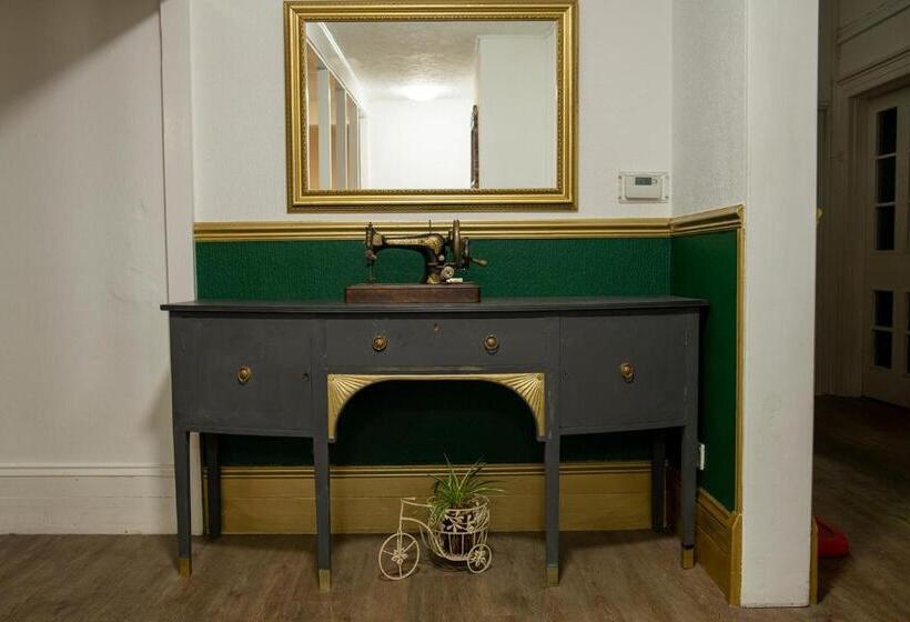 اتاق استاندارد با تخت بزرگ, The Maycliffe