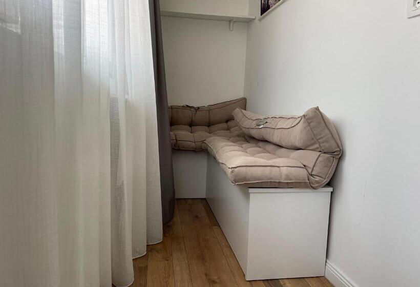 استودیوی استاندارد, Central Studio Apartments