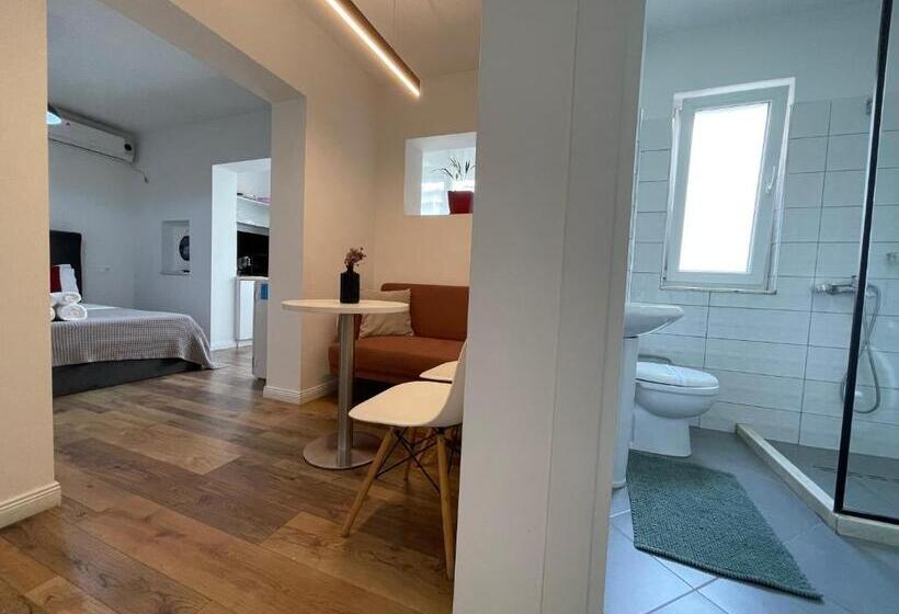 استودیوی استاندارد, Central Studio Apartments