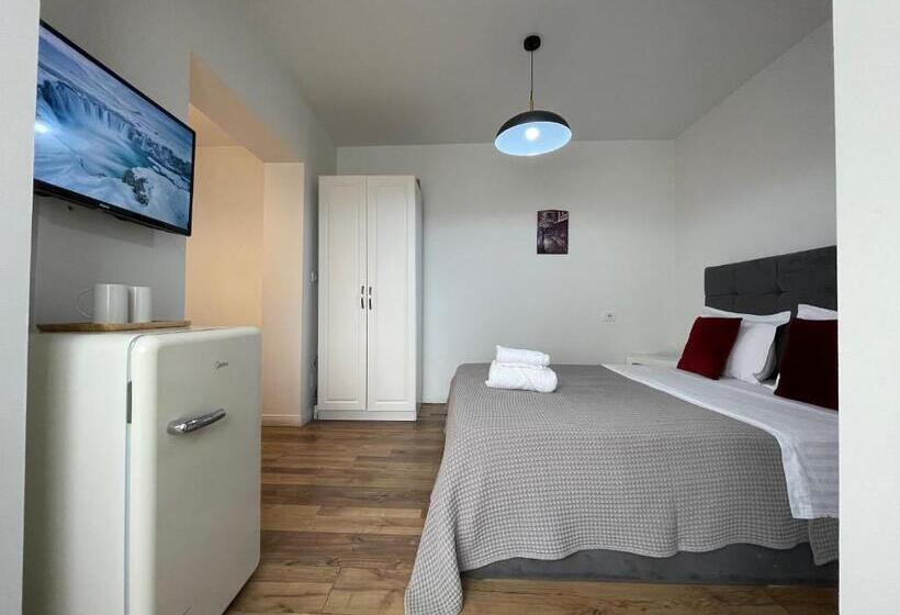 استودیوی استاندارد, Central Studio Apartments