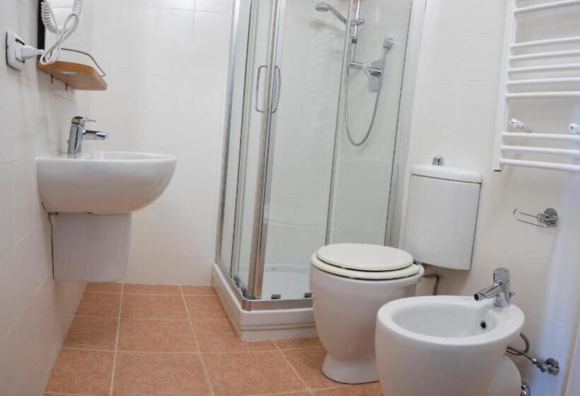 חדר סופריור, Looky