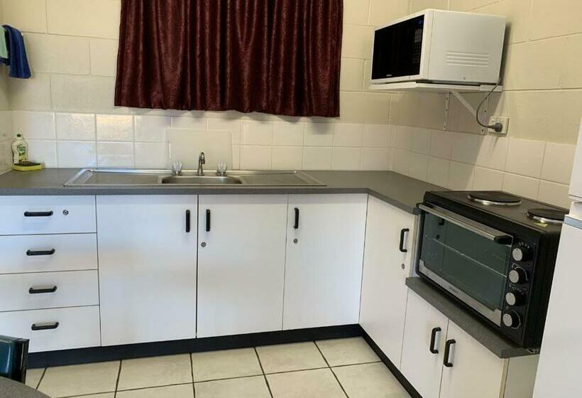 חדר סטנדרט לשלושה, Sandpiper Motel