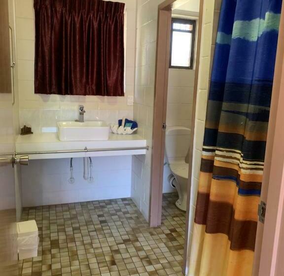 חדר סטנדרט לשלושה, Sandpiper Motel